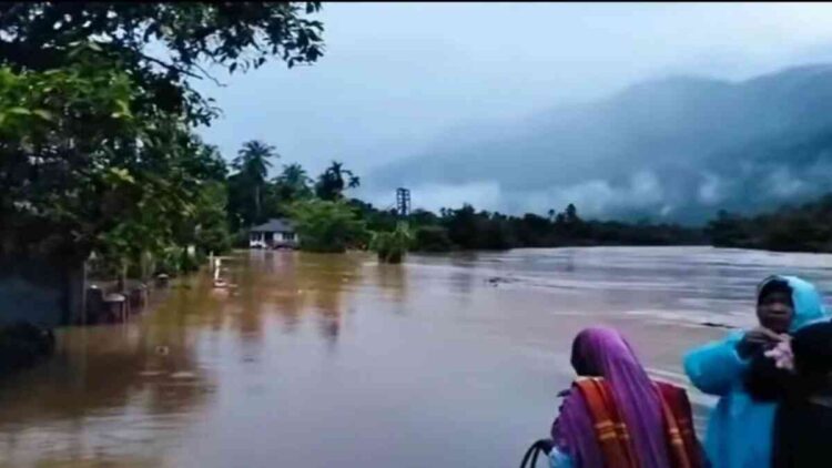 Banjir merendam pemukiman warga di Nagari Duku, Tarusan, Pessel. (Foto: Antara)