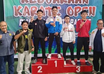 Ketua Umum KONI Sumbar bersama Pengurus dan tokoh FORKI Sumbar foto bersama karateka usai pengalungan medali. (Foto: KONI Sumbar)