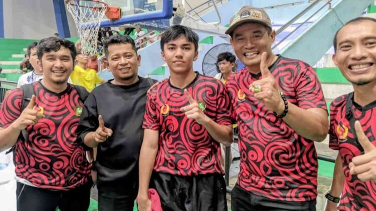 Mumtaz (tengah) foto bersama official san pelatih tenis meja Sumbar usai meraih medali emas dari nomor U17 Putra. Mumtaz juga merebut dua perak dari dua berbeda. (dok. istimewa)