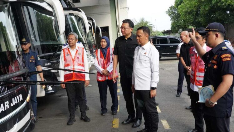 Kemenhub Lakukan Rampcheck Bus Jelang Nataru untuk Pastikan Keselamatan Penumpang 1 Direktorat Jenderal Perhubungan Darat Kementerian Perhubungan (Ditjen Hubdat Kemenhub) melakukan inspeksi keselamatan atau rampcheck pada sejumlah armada bus di Pool PO Sinar Jaya, Bekasi, Jawa Barat. (Foto Humas Kemenhub)