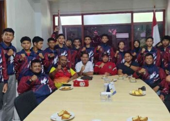 Ketua Umum KONI Sumbar Hamdanus melepas atlet kickboxing menuju Kejurnas. (dok. istimewa)