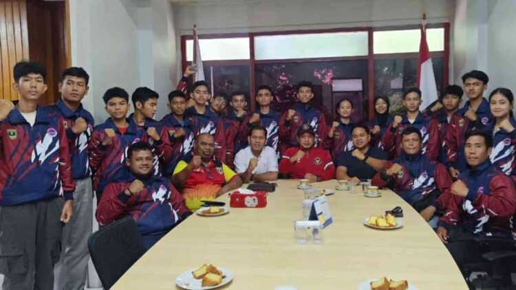 Ketua Umum KONI Sumbar Lepas Atlet Kickboxing ke Kejurnas 2025 di Bekasi 1 Ketua Umum KONI Sumbar Hamdanus melepas atlet kickboxing menuju Kejurnas. (dok. istimewa)