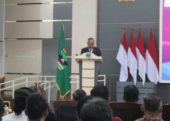 Ketum KONI Pusat Letjen (Purn) Marciano Norman beri sambutan untuk pelantikan pengurus KONI Sumbar periode 2025-2029. (dok. Humas KONI Sumbar)