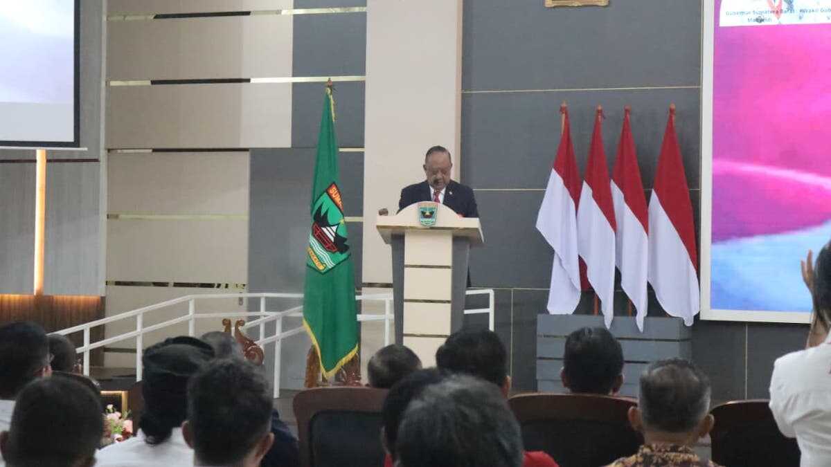 Ketum KONI Pusat Letjen (Purn) Marciano Norman beri sambutan untuk pelantikan pengurus KONI Sumbar periode 2025-2029. (dok. Humas KONI Sumbar)