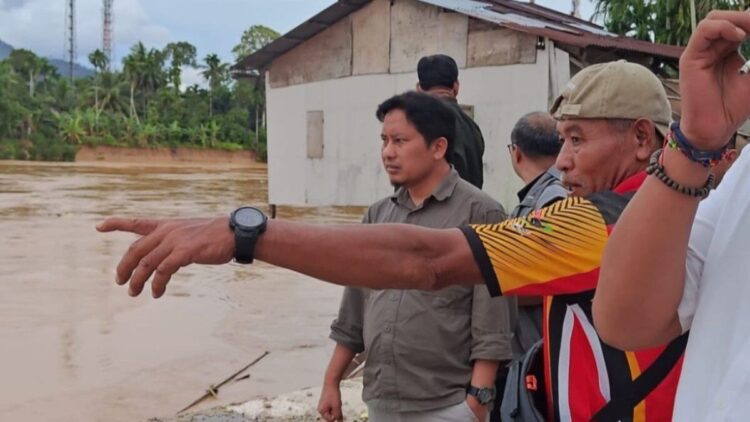 Ketum KONI Sumbar mengecek rumah atlet yang terdampak bencana