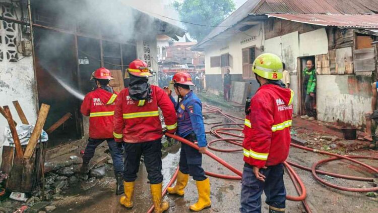 Kontrakan terbakar di Alang Laweh. (dok. istimewa)