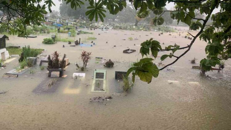 Kuburan di TPU Tunggul Hitam terendam banjir dari luapan sungai