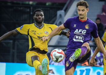 Gelandang Semen Padang FC Alhassan Wakaso berebut bola dengan pemain Persik Igor Rodriguez di laga pekan ke-14 BRI Super League 2025/26. (dok. Ileague)