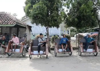 Lansia pengayuh becak Slamet (70) mengaku senang dapat menerima bantuan becak Listrik dari Presiden RI Prabowo Subianto. (dok. Bakom RI)