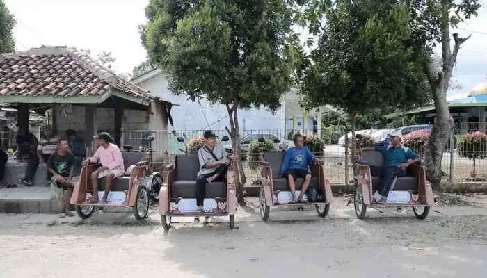 Lansia di Tangerang Dapat Bantuan Becak Listrik dari Presiden Prabowo