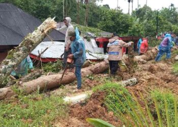 Masyarakat lakukan pembersihan material longsor secara mandiri di Silungkang. (dok. istimewa)