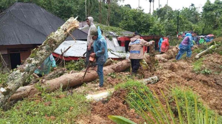 Bencana di Silungkang Palembayan, Jaringan Komunikasi dan Listrik Tumbang 1 Masyarakat lakukan pembersihan material longsor secara mandiri di Silungkang. (dok. istimewa)