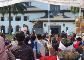 Menteri Kebudayaan Republik Indonesia Fadli Zon saat memberikan pengarahan pada acara Pembukaan Penyelenggaraan Bakti Negeri untuk Pelaku Seni dan Budaya 2025, di Pelataran Gedung Sate, Kota Bandung, Jumat (7/11/2025). (Foto InfoPublik/Wandi)