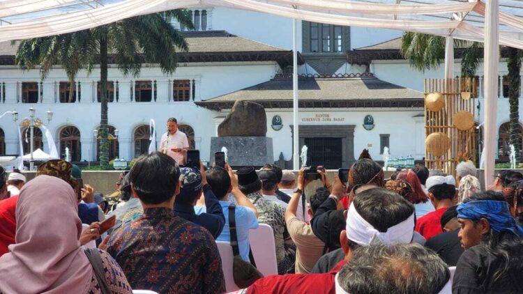 Menbud Fadli Zon: Budaya Harus Jadi Mesin Pertumbuhan Nasional 1 Menteri Kebudayaan Republik Indonesia Fadli Zon saat memberikan pengarahan pada acara Pembukaan Penyelenggaraan Bakti Negeri untuk Pelaku Seni dan Budaya 2025, di Pelataran Gedung Sate, Kota Bandung, Jumat (7/11/2025). (Foto InfoPublik/Wandi)
