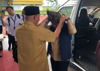 Kedatangan Mendag Budi Santoso ke Sumbar, Disambut Gubernur Mahyeldi dengan Deta 2 Mendag dipasangi deta saat mendarat di BIM. (dok. adpsb)