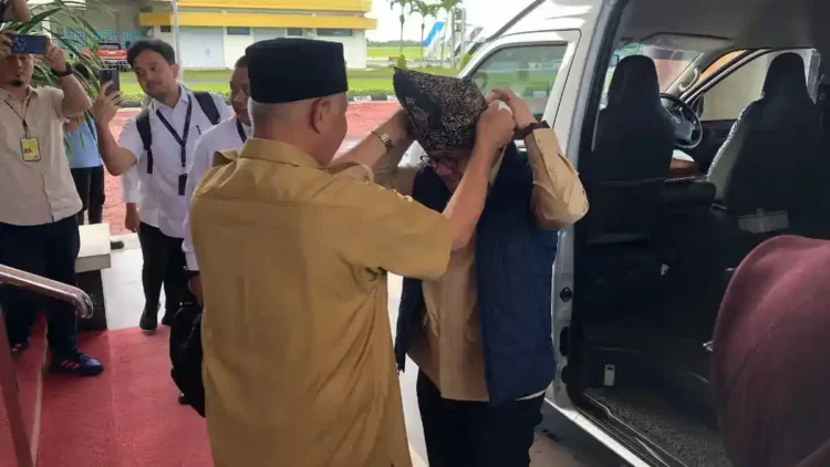 Kedatangan Mendag Budi Santoso ke Sumbar, Disambut Gubernur Mahyeldi dengan Deta 1 Mendag dipasangi deta saat mendarat di BIM. (dok. adpsb)