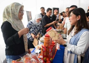 Menteri Komunikasi dan Digital Meutya Hafid Menteri Komunikasi dan Digital Meutya Hafid menegaskan, kehadiran Kantor Cabang Pembantu Layanan Pos Universal (KCP LPU) merupakan bagian penting dari amanat Presiden Prabowo Subianto untuk mempercepat penyaluran BLT bagi jutaan keluarga penerima manfaat. (Foto: Humas Kemkomdigi)