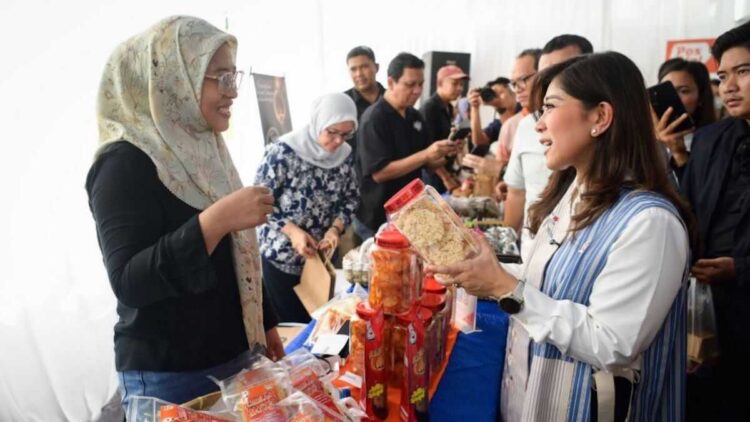 Layanan Pos dan Bantuan Sosial Kini Lebih Dekat, 92 KCP LPU Baru Resmi Beroperasi 1 Menteri Komunikasi dan Digital Meutya Hafid Menteri Komunikasi dan Digital Meutya Hafid menegaskan, kehadiran Kantor Cabang Pembantu Layanan Pos Universal (KCP LPU) merupakan bagian penting dari amanat Presiden Prabowo Subianto untuk mempercepat penyaluran BLT bagi jutaan keluarga penerima manfaat. (Foto: Humas Kemkomdigi)