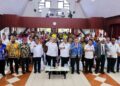 Menteri ATR/BPN Nusron Wahid saat menyerahkan sertifikat di Papua. (dok. istimewa)
