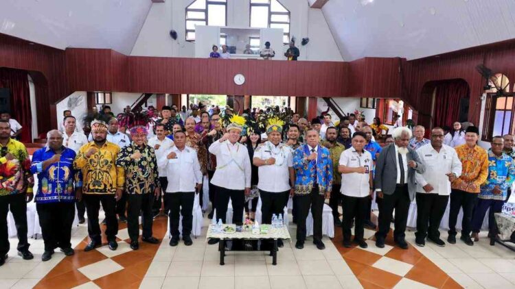 Menteri ATR/BPN Nusron Wahid saat menyerahkan sertifikat di Papua. (dok. istimewa)