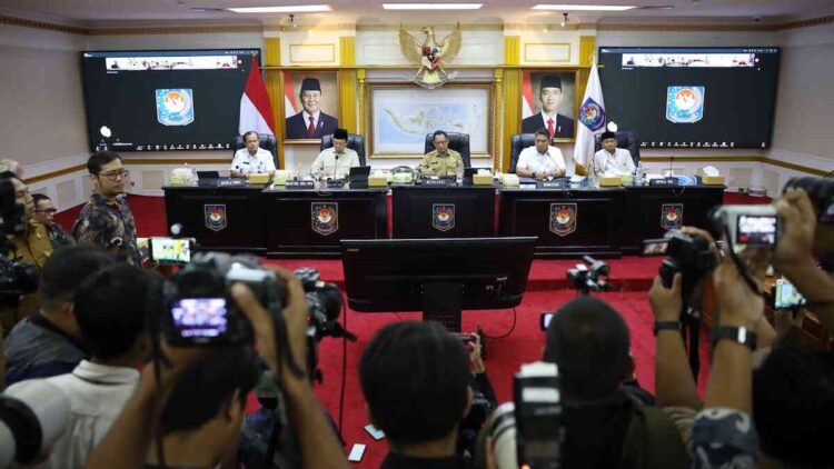 Menteri Nusron dalam Rapat Koordinasi Pembahasan Penataan Ulang RTRW, Alih Fungsi Lahan, LBS, LP2B, KP2B Tingkat Provinsi, Kabupaten, dan Kota, di Kementerian Dalam Negeri, Jakarta, Selasa (18/11/2025). (dok. istimewa)