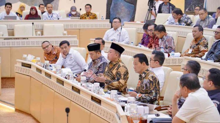 Menteri Nusron dan jajaran saat RDP dengan Komisi II DPR RI. (dok. istimewa)