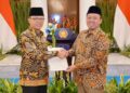 Menteri Nusron serahkan sertifikat hak pakai pada Menlu Sugiono. (dok. istimewa)