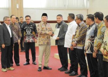 Percepat Sertifikasi, Menteri Nusron Imbau Kepala Daerah Se-Sulsel Ringankan BPHTB bagi Masyarakat 1 Menteri Nusron serahkan sertifikat tanah di Sulsel. (dok. istimewa)