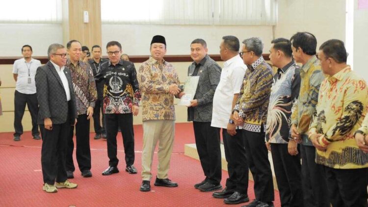 Percepat Sertifikasi, Menteri Nusron Imbau Kepala Daerah Se-Sulsel Ringankan BPHTB bagi Masyarakat 1 Menteri Nusron serahkan sertifikat tanah di Sulsel. (dok. istimewa)