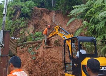 Pembersihan material longsor di Lubuk Minturun. (dok. BPBD Padang)
