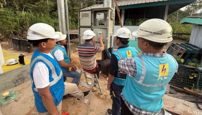 PLN ULP Sitiung Lakukan Penyalaan Pelanggan TM 240.000 VA untuk PT Bukit Raya Mudisa