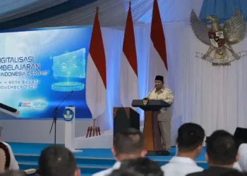 Presiden Prabowo saat memberi sambutan pada Digitalisasi Pembelajaran untuk Indonesia Cerdas di SMPN 4 Bekasi. (dok. istimewa)