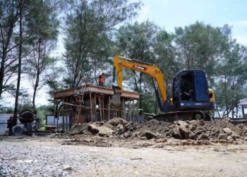 Proses pembangunan pabrik es di Kampung Nelayan Merah Putih Banten. (dok. Bakom RI)