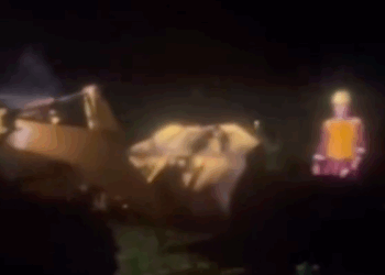 Lembah Anai Longsor, Jalur Padang–Bukittinggi Ditutup Total 2 Proses pembersihan material longsor di Silaiang Kariang. (dok. istimewa)