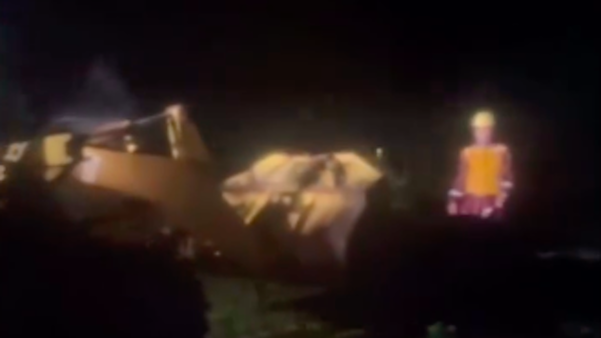 Proses pembersihan material longsor di Silaiang Kariang. (dok. istimewa)