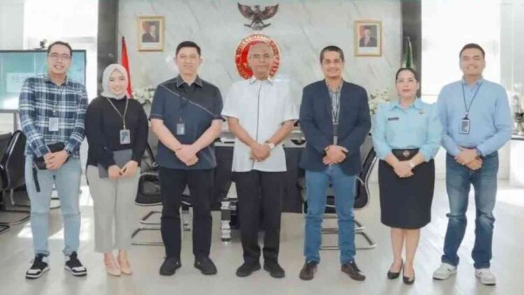 RCEO BRI Padang Kunjungi Kejati Sumbar, Perkuat Sinergi Layanan Publik dan Tata Kelola 1 RCEO BRI Padang Riza Pahlevi silaturahmi dengan Kajati Sumbar. (dok. istimewa)