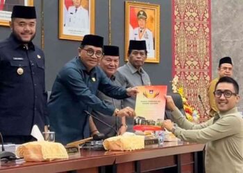 Rachmad Wijaya serahkan berkas RAPBD 2026 dalam sidang paripurna DPRD Padang. (dok. istimewa)
