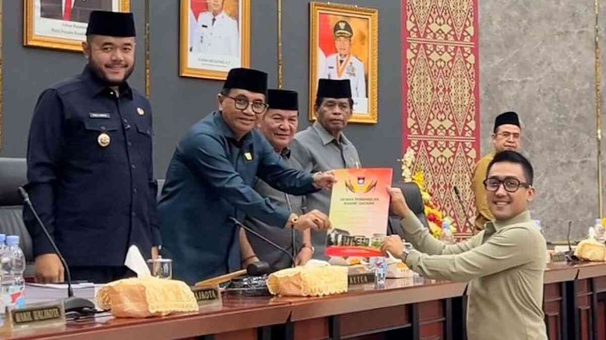 Rachmad Wijaya serahkan berkas RAPBD 2026 dalam sidang paripurna DPRD Padang. (dok. istimewa)