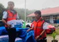Relawan TRC Semen Padang mengantarkan bantuan untuk warga terdampak banjir di Batu Busuak. (dok. istimewa)