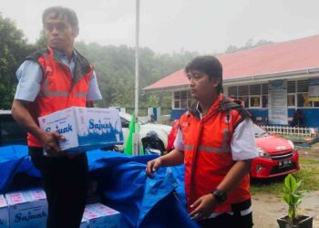 Relawan TRC Semen Padang mengantarkan bantuan untuk warga terdampak banjir di Batu Busuak. (dok. istimewa)