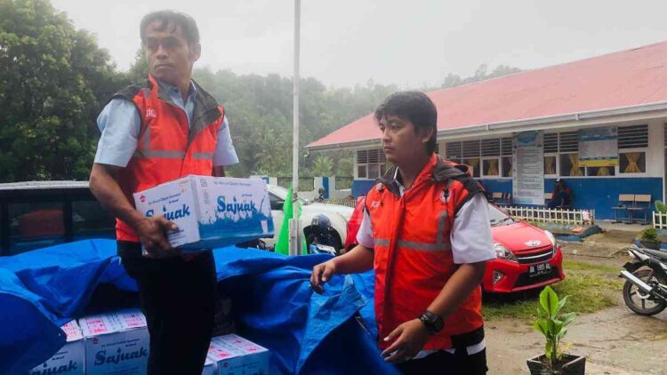 PT Semen Padang Kirim Bantuan untuk Dapur Umum Korban Banjir Batu Busuak 1 Relawan TRC Semen Padang mengantarkan bantuan untuk warga terdampak banjir di Batu Busuak. (dok. istimewa)