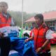 Relawan TRC Semen Padang mengantarkan bantuan untuk warga terdampak banjir di Batu Busuak. (dok. istimewa)