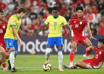 Pemain TImnas Indonesia U-17 berusaha menjegal pemain Brasil U-17 dalam gelaran Piala Dunia U-17 Qatar 2025. (dok. AFC)