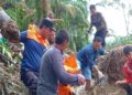 BPBD Agam Mendata Korban Meninggal Dunia Dampak Bencana Capai 86 Orang 2 Petugas gabungan sedang mencari korban banjir bandang di Salareh Aia, Kecamatan Palembayan, Kabupaten Agam. (Dok ANTARA/HO/BPBD Agam/Antara)