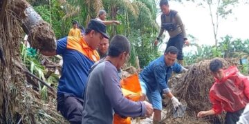 Pencarian 72 Korban Hilang Banjir Bandang Agam Diperpanjang 15 Hari 13 Petugas gabungan sedang mencari korban banjir bandang di Salareh Aia, Kecamatan Palembayan, Kabupaten Agam. (Dok ANTARA/HO/BPBD Agam/Antara)