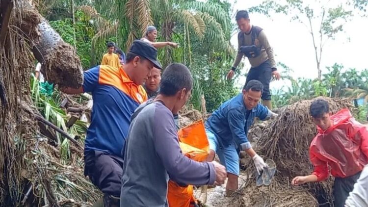 Pencarian 72 Korban Hilang Banjir Bandang Agam Diperpanjang 15 Hari 1 Petugas gabungan sedang mencari korban banjir bandang di Salareh Aia, Kecamatan Palembayan, Kabupaten Agam. (Dok ANTARA/HO/BPBD Agam/Antara)