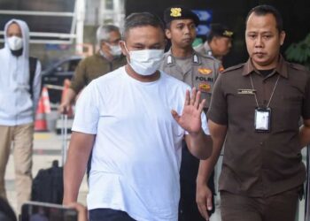 Gubernur Riau Abdul Wahid saat digiring petugas di Gedung Merah Putih KPK. (dok. Antara)