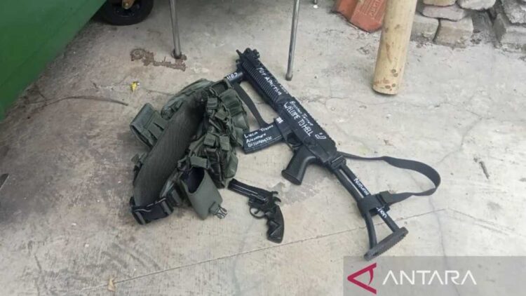 Dua senjata api yang ditemukan di lokasi ledakan SMAN 72. (dok. Antara)
