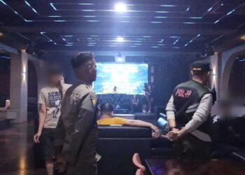 Satpol PP Padang amankan wanita dari tempat hiburan malam. (dok. istimewa)