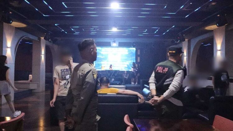 Satpol PP Padang Amankan Pasangan Tak Resmi Saat Patroli Dini Hari 1 Satpol PP Padang amankan wanita dari tempat hiburan malam. (dok. istimewa)